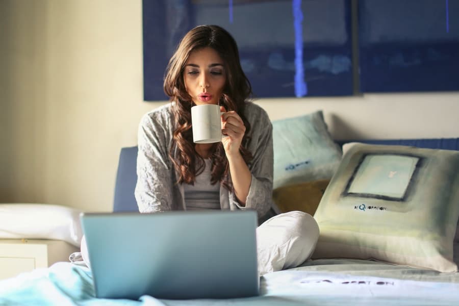 woman-drinking-coffee-in-bed